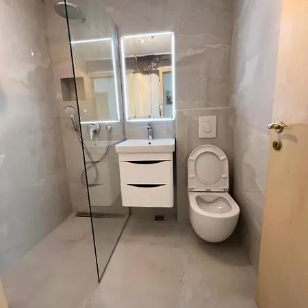 Nude Oasis 马卡尔斯卡